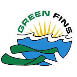 Rundes Logo mit stilisierten blauen Wellen, einem gelben Sonnenstrahl, dem Schriftzug „GREEN FINS“, der sich oben bogenförmig erstreckt, sowie zwei grünen, korallen- oder bandartigen Formen am unteren Rand.