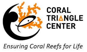 Logo des Coral Triangle Center, das eine stilisierte schwarze, kreisförmige Welle mit einer orangefarbenen Koralle und einem Fisch sowie den Schriftzug „Coral Triangle Center“ und den Slogan „Ensuring Coral Reefs for Life“ zeigt.
