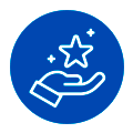 Eine Hand, die einen leuchtenden Stern mit funkelnden Lichtpunkten in einem blauen, runden Abzeichen hält, als Symbol für eine Belohnung oder eine Leistung